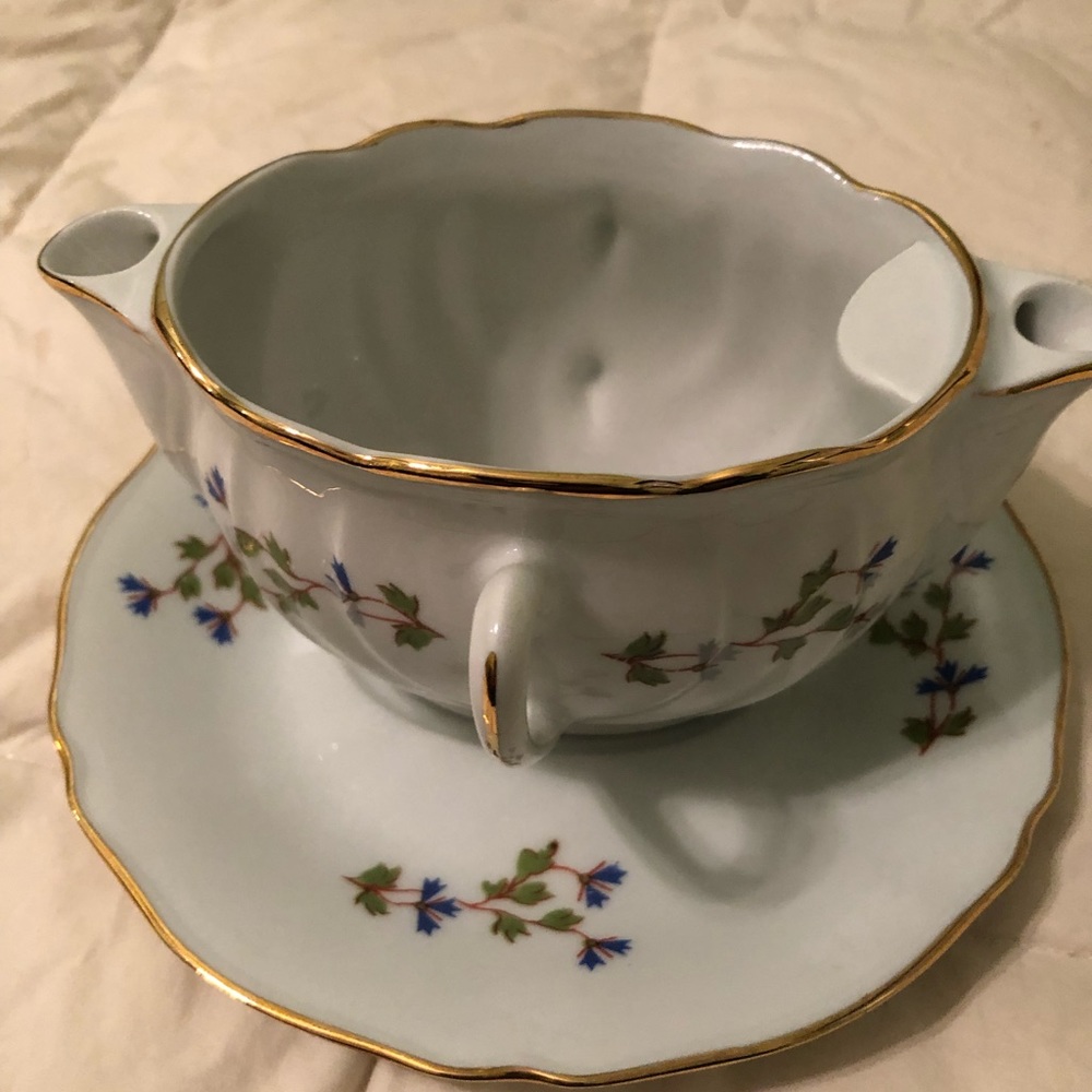 Gravy bowl and under plate